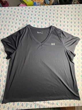 Under Armour HeatGear Women’s 2X Black V-Neck Athletic Workout Shirt